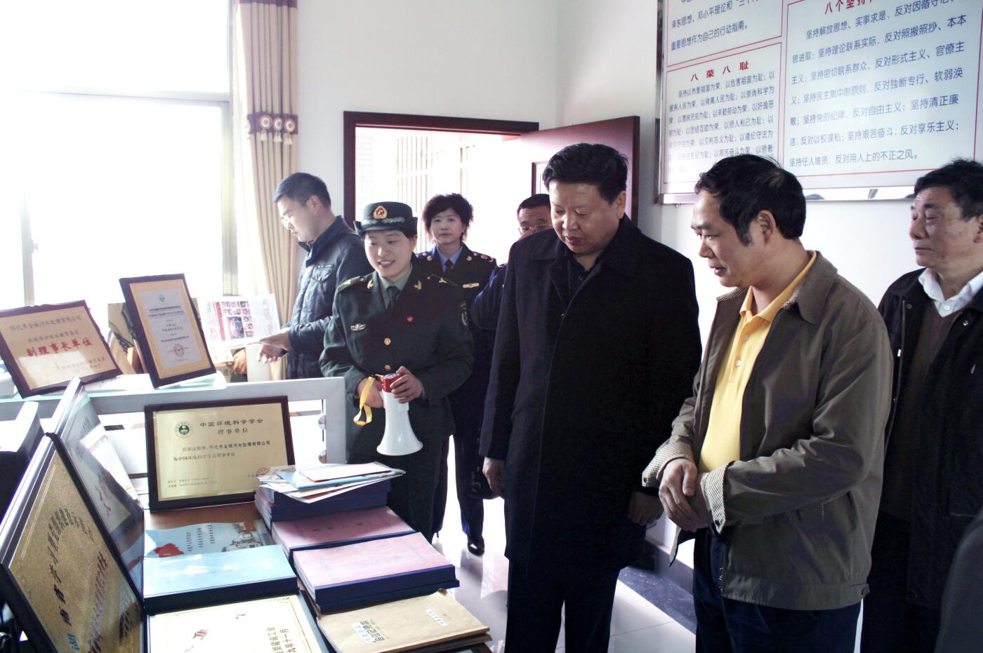 1584690524303877.jpg 2011年3月,国家工商局总局个体司司长李玉家受中央组织部委托视察公司党建工作.JPG